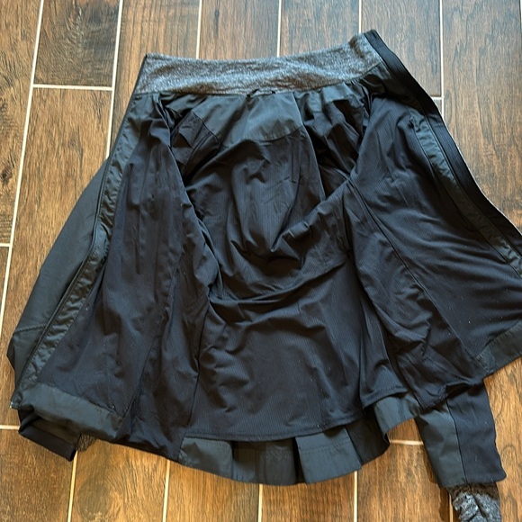 Lulu Lemon size 6 waterproof jacket - Picture 8 of 9